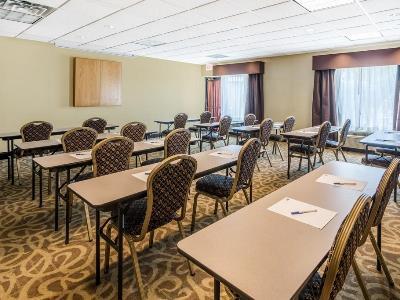 Express & Suites-north East By Ihg Hotel North East